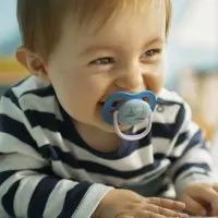 Philips AVENT Ортодонтични залъгалки Ultra Air Happy + стерилизаторна кутия (6-18м), НАДПИС/ЛОДКА, 2 бр./оп. Philips AVENT Ортодонтични залъгалки Ultra Air Happy + стерилизаторна кутия (6-18м), НАДПИС/ЛОДКА, 2 бр./оп.