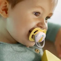 Philips AVENT Ортодонтични залъгалки Ultra Air Happy + стерилизаторна кутия (0-6м), с декорация, 2 бр./оп. SCF343/20