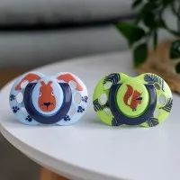 Ортодонтични залъгалки Tommee Tippee FUN FRIENDS, 18-36м, синьо и зелено с декорация Tommee Tippee Ортодонтични залъгалки FUN FRIENDS, 18-36м, син заек/зелен катерица