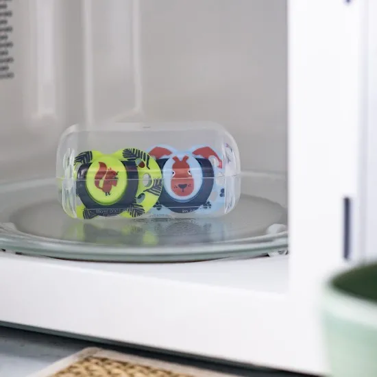 Ортодонтични залъгалки Tommee Tippee FUN FRIENDS, 18-36м, синьо и зелено с декорация Tommee Tippee Ортодонтични залъгалки FUN FRIENDS, 18-36м, син заек/зелен катерица