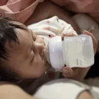 Philips AVENT Комплект за бебе шише Natural Response 125 мл и залъгалка 0-6м