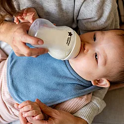 Двустранен текстилен лигавник Tommee Tippee, 0м+, 2 бр./оп., син/зелен Двустранен текстилен лигавник Tommee Tippee, 0м+, 2 бр./оп., син/зелен