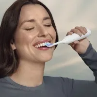Philips Sonicare series 7100 Електрическа звукова четка за зъби HX7420/02 бяла, зареждащ калъф за път Philips Sonicare Звукова четка за зъби HX7420/02 серия 7100, бяла с калъф