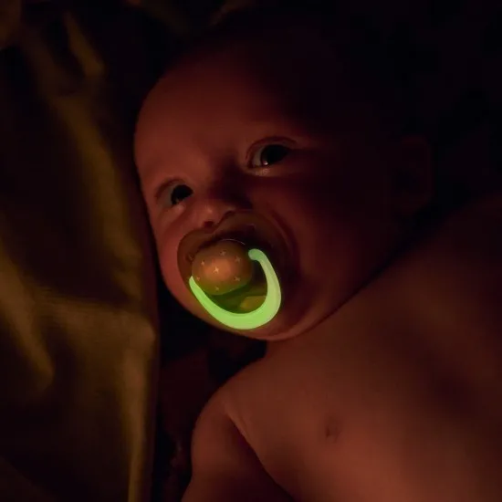 Ортодонтични залъгалки Tommee Tippee NIGHT GLOW 0-6м, 2 броя, кафяв/оранжев Tommee Tippee Ортодонтични залъгалки NIGHT GLOW 0-6м, TT.0309