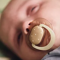 Ортодонтични залъгалки Tommee Tippee NIGHT GLOW 0-6м, 2 броя, кафяв/оранжев Tommee Tippee Ортодонтични залъгалки NIGHT GLOW 0-6м, TT.0309